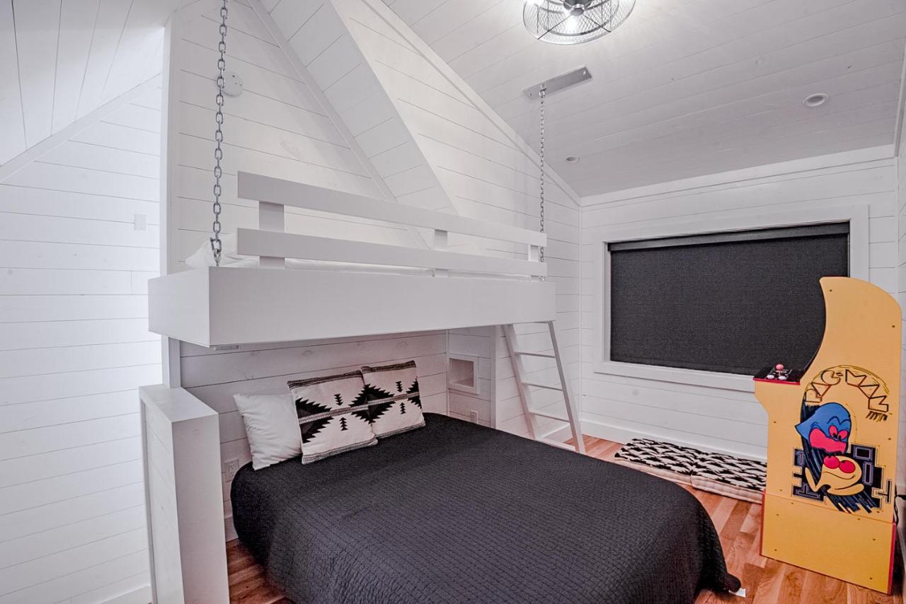 "The Barndo" 4Br Luxury Cabin, Hot Tub, Fire Pit, Bunks, Arcades, Playhouse! بروكن بو المظهر الخارجي الصورة